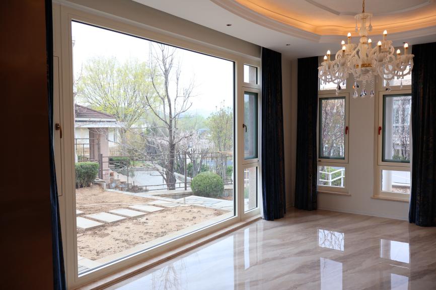 How to choose between aluminum windows and aluminum clad wooden windows